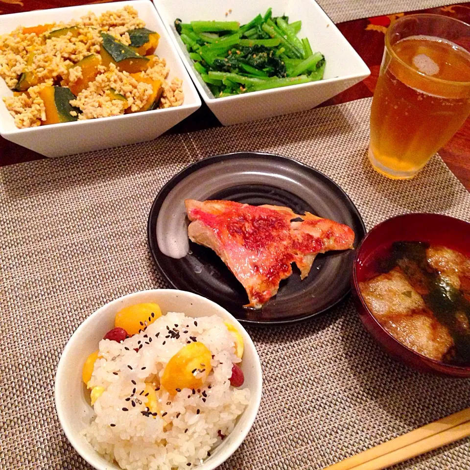 今日の晩御飯(๑´ڡ`๑)/栗おこわ、金目鯛の西京焼き、南瓜のそぼろ煮、小松菜の胡麻和え、ワカメとお揚げの味噌汁|ちゃたままさん