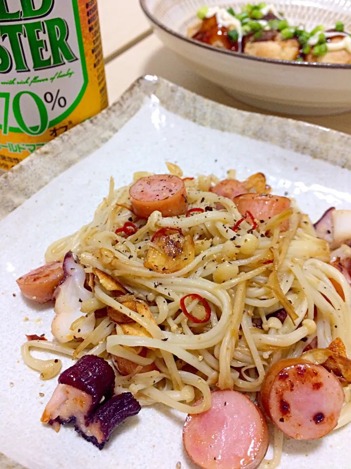 昨日のタコパの残りで
えのきでペペロンチーノ🍝
ビールが進みます🍻|ちょこさん