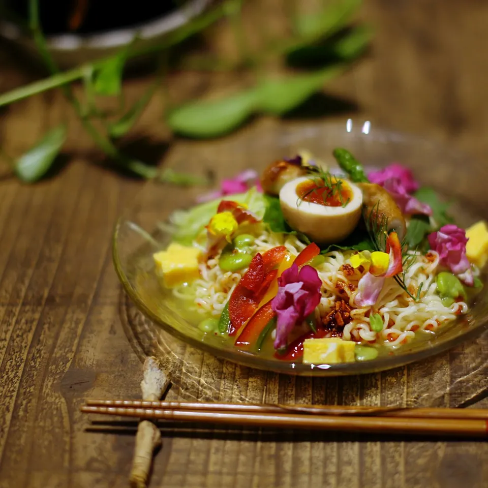 Snapdishの料理写真:サッポロ一番塩ラーメン
季節の野菜と彩りのサラダ仕立て
辛くないラー油を和えて|sabu-hinataさん