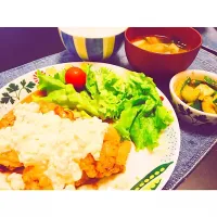 Snapdishの料理写真:チキン南蛮♪
やみつききゅうり🥒
わかめのお味噌汁♪
#チキン南蛮
#やみつききゅうり
#お味噌汁|ymkさん