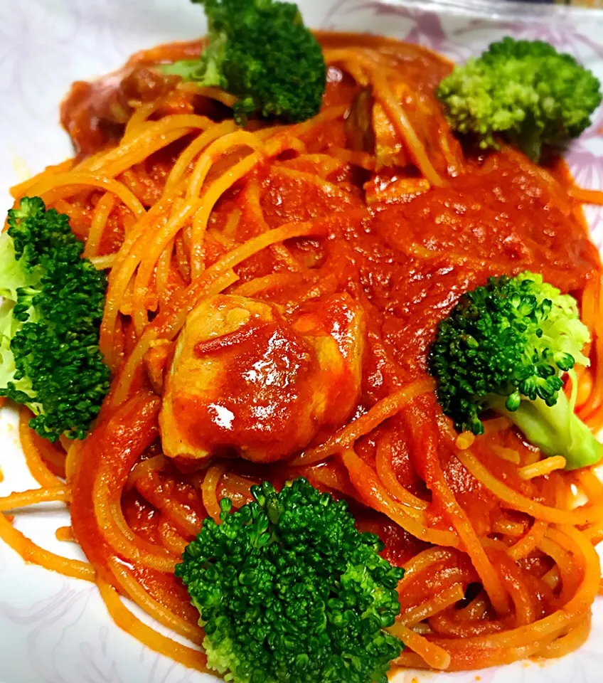 手抜きトマトパスタ🍝🍅鶏肉焼いて味付きトマトソース入れてチーズ少々にパスタ入れただけ🙄💖夜中のクッキングは見た目より時短重視😢💦@//mari//|//mari//さん