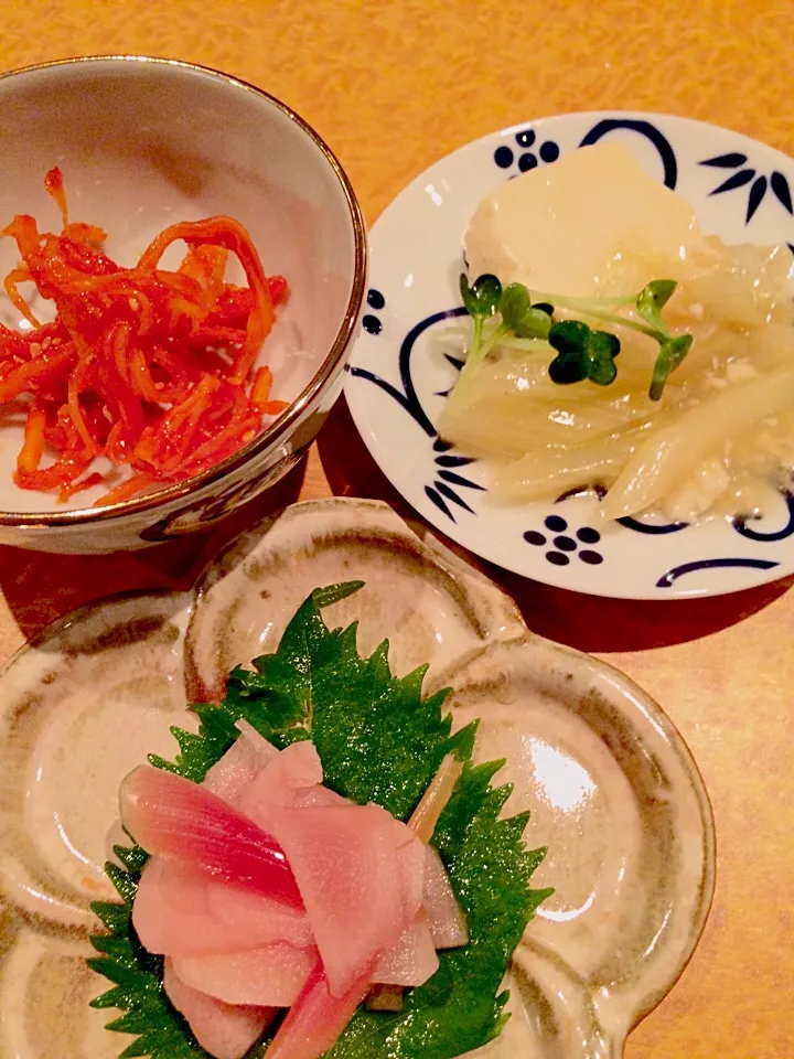 お通し
豆腐とセロリとネギの中華炒めとろみ餡
イカのコチュジャン&蜂蜜の和え物
新生姜とミョウガの甘酢漬け|Hitoさん