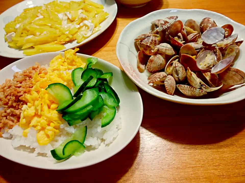 Snapdishの料理写真:あさりの酒蒸し＆カマンベールチーズポテト＆簡単3食丼
→リメイク✨ボンゴレビアンコ|pigmegさん