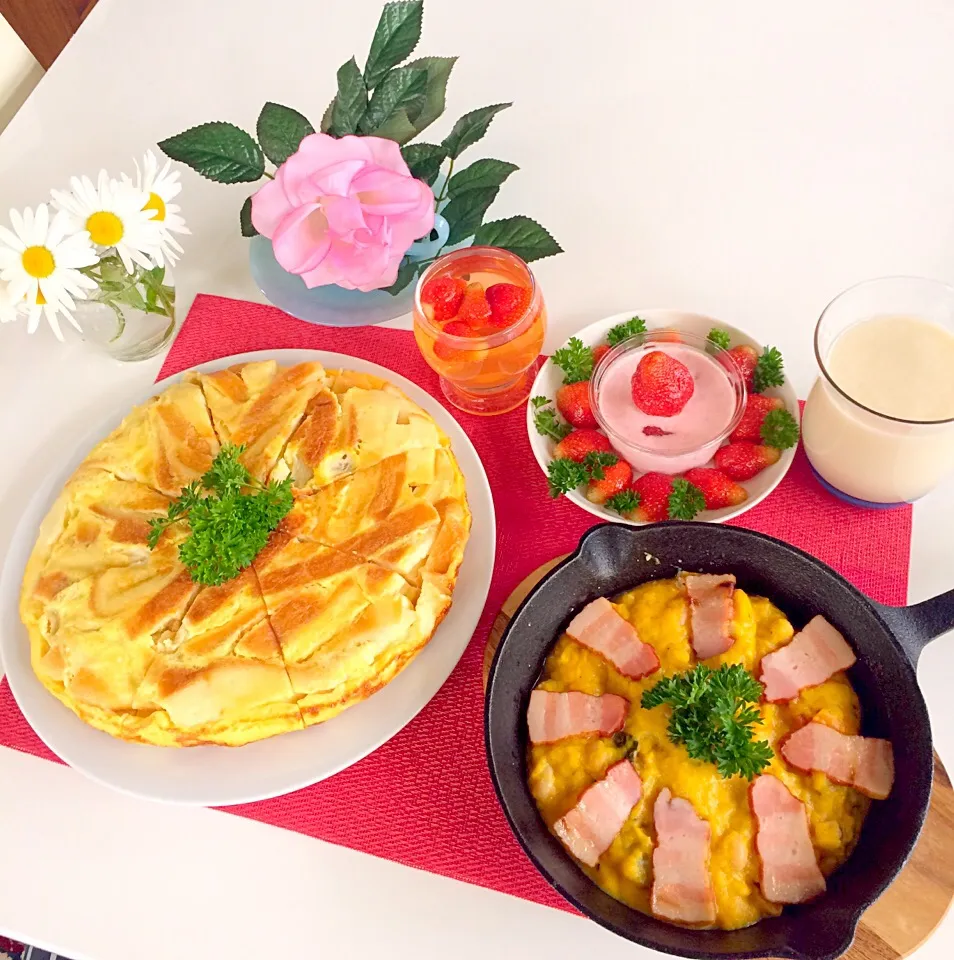 Snapdishの料理写真:朝ごはんは勝負飯( ◠‿◠ )
リメイクメニューだよ〜😋😋😋
ジャンボなフレンチトースト💖🎵
スキレットでカボチャのグラタン風🎃
いちごアイス🍓🍨
いちご酢ドリンク🍓
ホッと甘酒(￣▽￣)😋😋😋🎵|はみちゃんさん