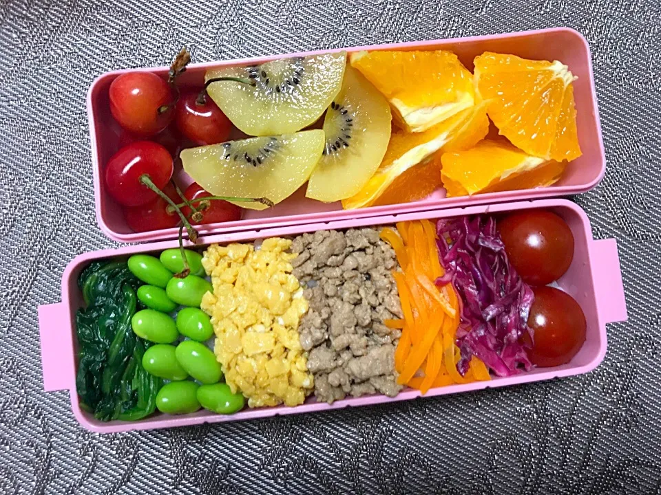 レインボー弁当🌈夜遅いスーパーには食材がない😢赤はパプリカにしたかったけれど定番プチトマト。フレーツのカットまで手が回らない（笑）せめてキュウィくらい星形にすれば良かった🥝|RKさん