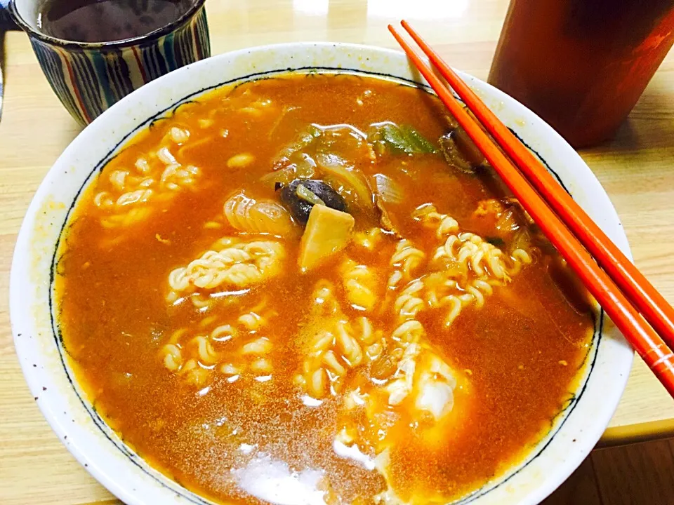 今回のフィニッシュカレーはラーメン。
サッポロ一番味噌味。
鍋も綺麗になるし、美味いしさいくぅー！|Masaaki Fukuyamaさん