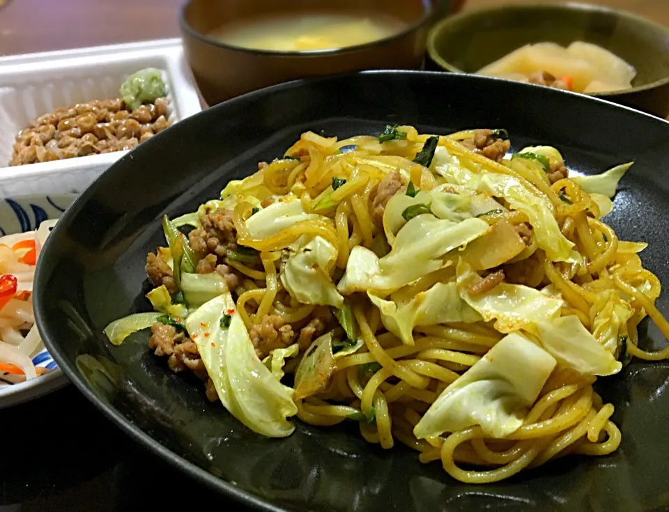 Snapdishの料理写真:単身赴任の晩ごはん🌙.*✩⃛ೄ
カレー焼きそば
大根とちくわの煮物
納豆（わさび、めんつゆ）
黒米麦ご飯
キャベツ、玉ねぎ、玉子のスープ
大根の皮と人参の皮の甘酢漬け|ぽんたさん