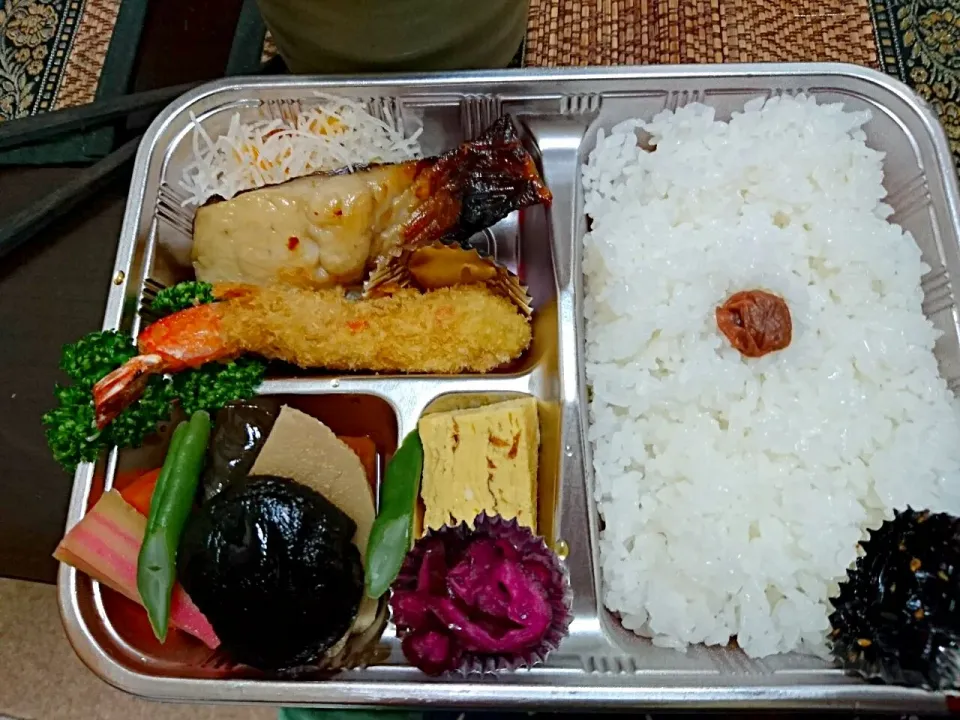 魚金の弁当 鯛一夜干し|まぐろさん