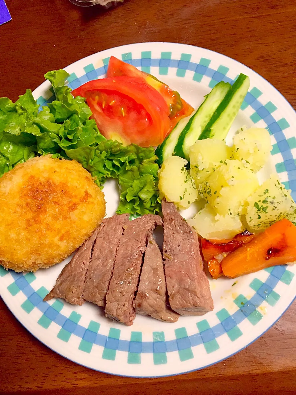 牛ヒレステーキ  レタス   トマト🍅 胡瓜🥒  粉吹き芋   人参🥕  頂き物のコロッケ|掛谷節子さん