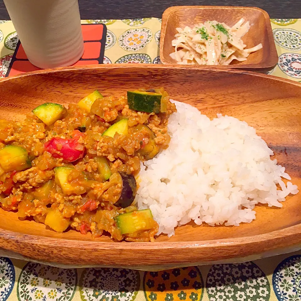 夏野菜のキーマカレーと大根サラダ|かぴこさん