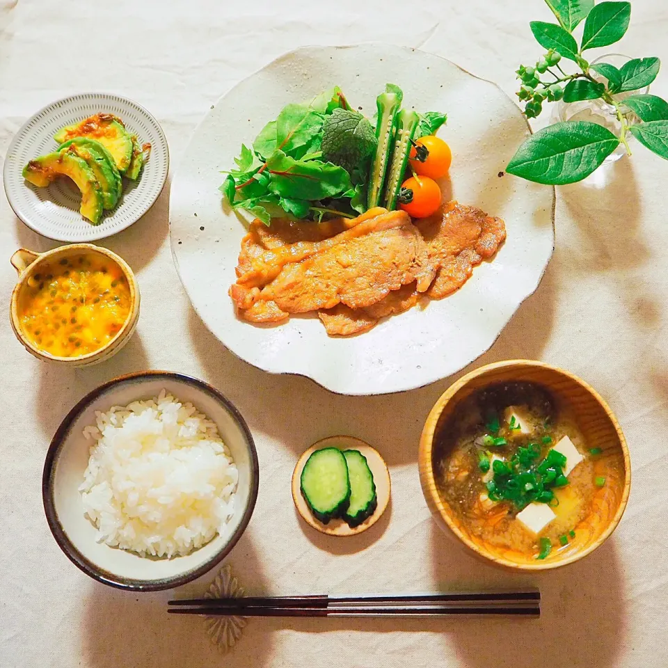 Snapdishの料理写真:豚肉のしょうが焼き、アボカドのわさびおかか醤油和え、もずくと豆腐の味噌汁|はらしおりさん