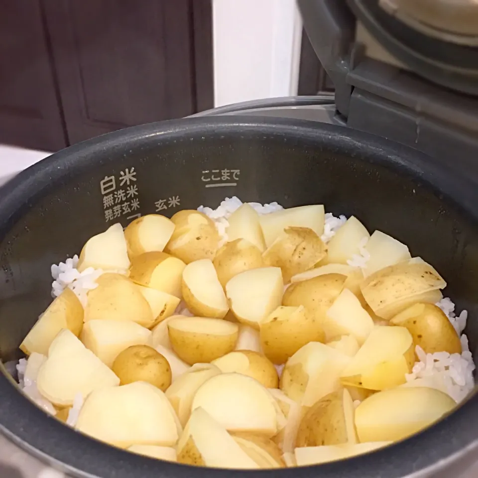 気に入り過ぎて2夜連続☺️ 新じゃが皮ごとご飯🍚✨|ヨッチャンさん