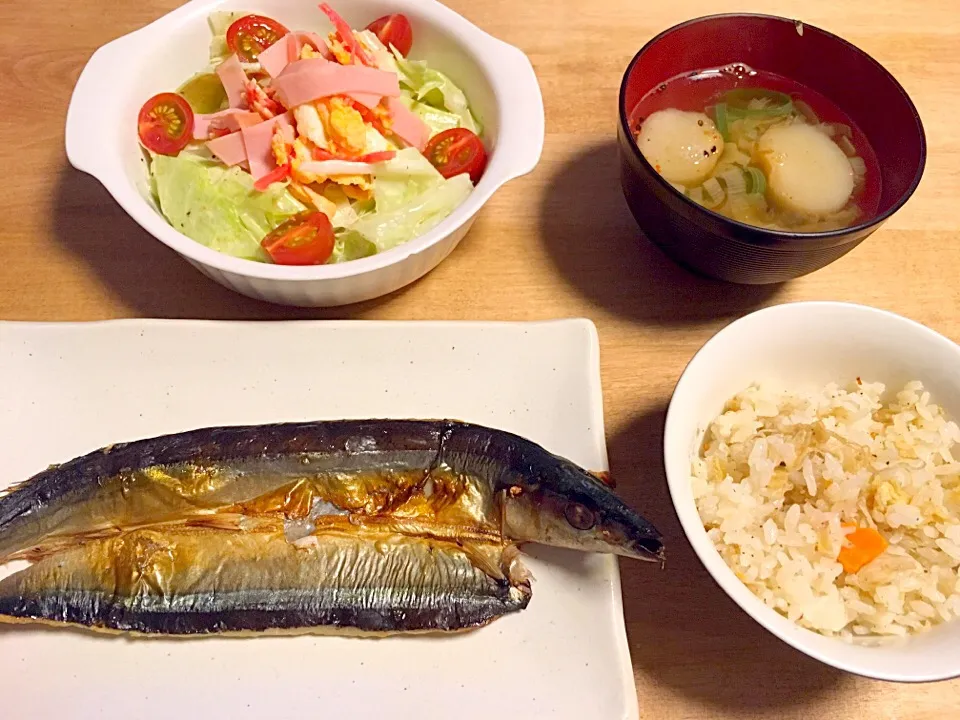 Snapdishの料理写真:サンマの開き
炊き込みご飯
紅ショウガと卵のキャベツサラダ
ネギとおふの味噌汁|かおちゃんさん