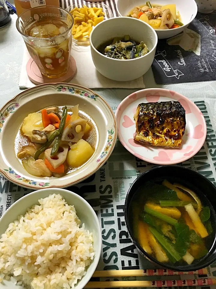 Snapdishの料理写真:鶏じゃがレンコン、塩サバ焼き、小松菜と油揚げの赤出汁、ナスとピーマンの揚げ煮浸しジャコ入り、玄米入りご飯(*^ω^*)|ライムさん