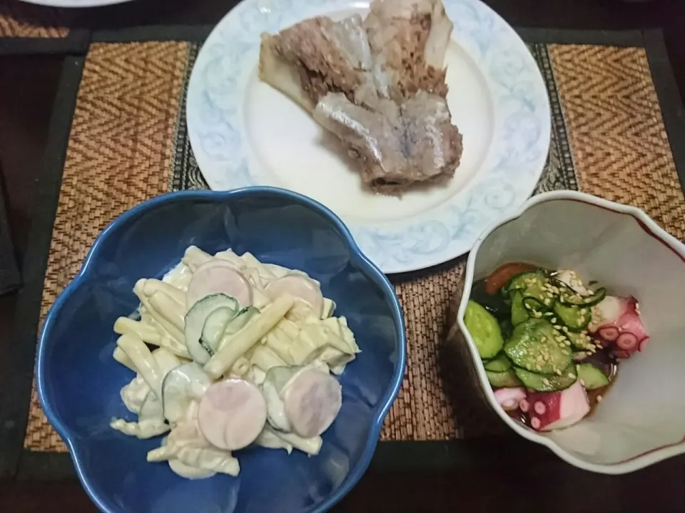 Snapdishの料理写真:マグロのあご&酢の物&マカロニサラダ|まぐろさん