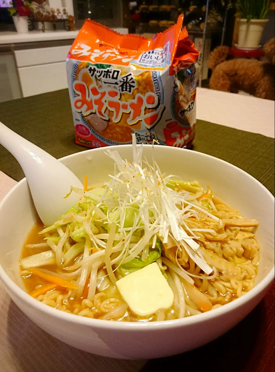 Snapdishの料理写真:サッポロ一番味噌ラーメン🍜🍥|ナムナムさん