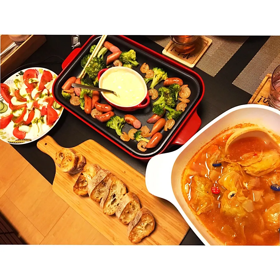 Snapdishの料理写真:チーズフォンデュパーティー♡
ロールキャベツ、カプレーゼ♪
#チーズフォンデュ
#ロールキャベツ
#カプレーゼ|ymkさん