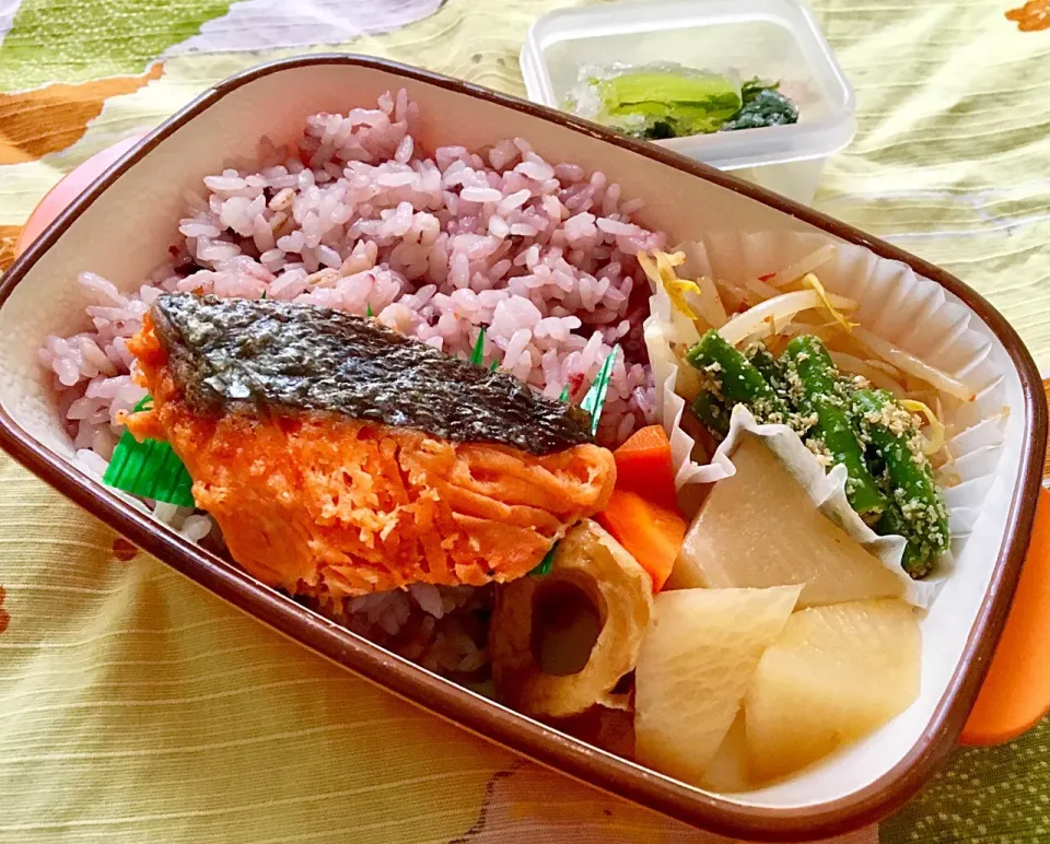 Snapdishの料理写真:単身赴任の昼ごはん☀️🍴🌞
焼き鮭弁当🍴
焼き鮭  
大根とちくわの煮物
もやしナムル
インゲン胡麻和え
野沢菜漬
黒米麦ご飯
キャベツ、玉ねぎ、玉子のスープ|ぽんたさん