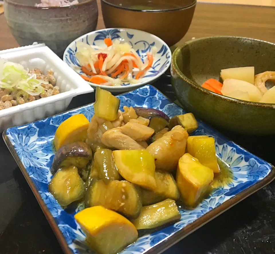 単身赴任の晩ごはん🌠💫
鶏と夏野菜の炒め🐔🍆
大根とちくわの煮物
納豆（ねぎ、芥子、納豆）
セロリと玉ねぎのスープ
大根の皮と人参の皮の甘酢漬け
黒米麦ご飯|ぽんたさん