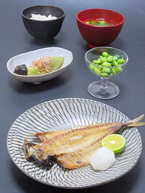 ６月26日
今晩は、鯵の開き 大根おろし すだち、翡翠なす、おくらと枝豆の和え物、茄子のミネラル味噌汁、玄米ご飯

普段食べやすくさばいたお魚が多いので、干物を食べるのがちょっと面倒だったりしながらも(^_^;) 美味しく頂きました。
田舎のお義母さんが膝のリハビリを兼ねて野菜作りを頑張ってくれていて、茄子、胡瓜、枝豆|akazawa3さん