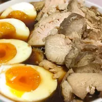 Snapdishの料理写真:鶏ムネチャーシュー＆煮卵🥚|Gemstoneさん