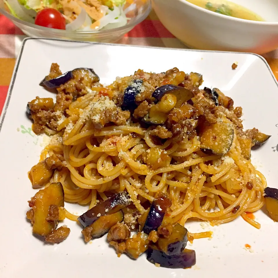 Snapdishの料理写真:茄子とひき肉のボロネーゼ #晩御飯 #パスタ #スパゲティー #ボロネーゼ #茄子 #ひき肉 #おうちごはん #おうちパスタ|カウンター嬢さん