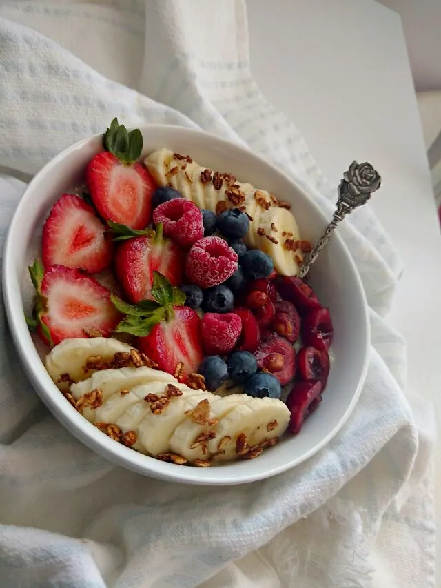 oat meal bowl topped with berries+ banana+cherries|paulaさん