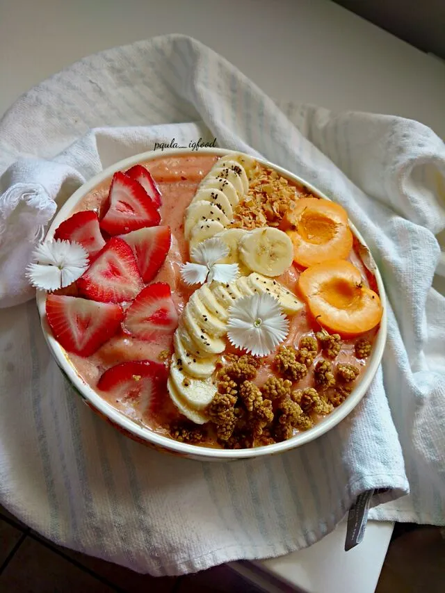 Strawberry peach smoothie bowl|paulaさん