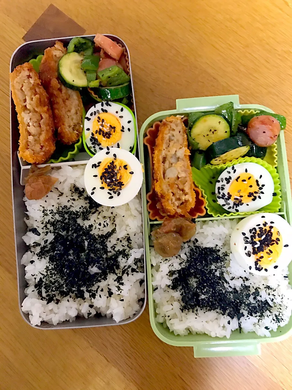 ズッキーニとピーマンの黒胡椒炒めとメンチカツ弁当。パパママ仕事弁。|めぐりんさん