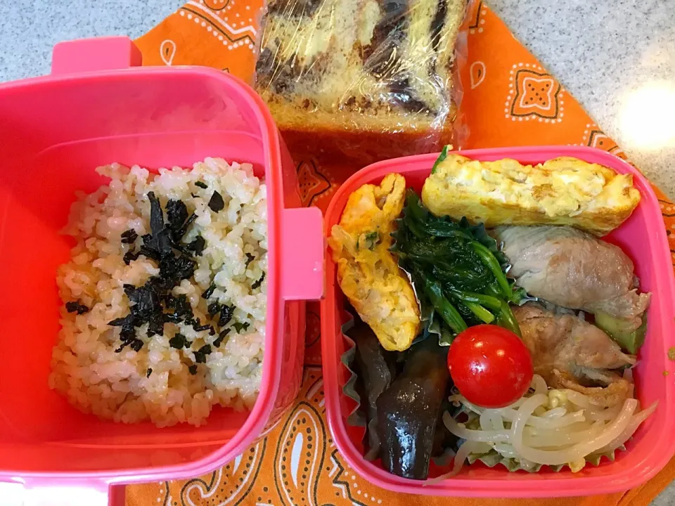 ☆今日のお弁当☆〜アボカド肉巻き、だし巻き卵、もやしのナムル、ほうれん草のおひたし、ナスの煮物、トマト〜|Satokoさん