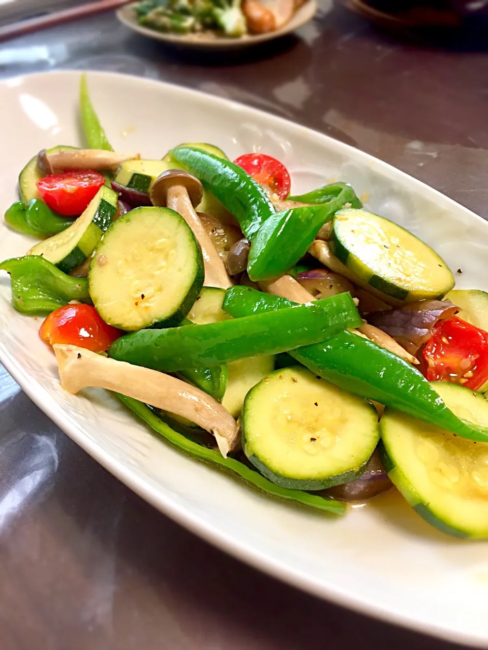 咲きちゃんさんの料理 彩り野菜でバジル醤油の香りマリネ 夏を感じる一品です🍻|tachiさん