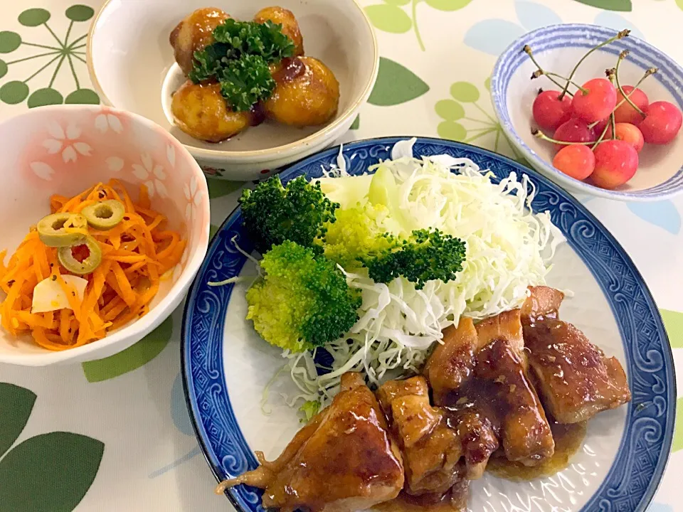 チキン照り焼き、キャロットマリネ、小芋甘辛味噌、さくらんぼ|もちもちさん