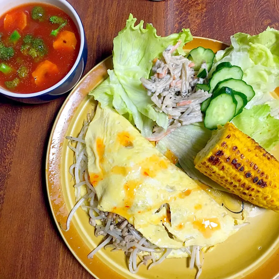 バインセオ
焼きトウモロコシ🌽
ゴボウサラダ
野菜たっぷりスープ|yumyum😋さん