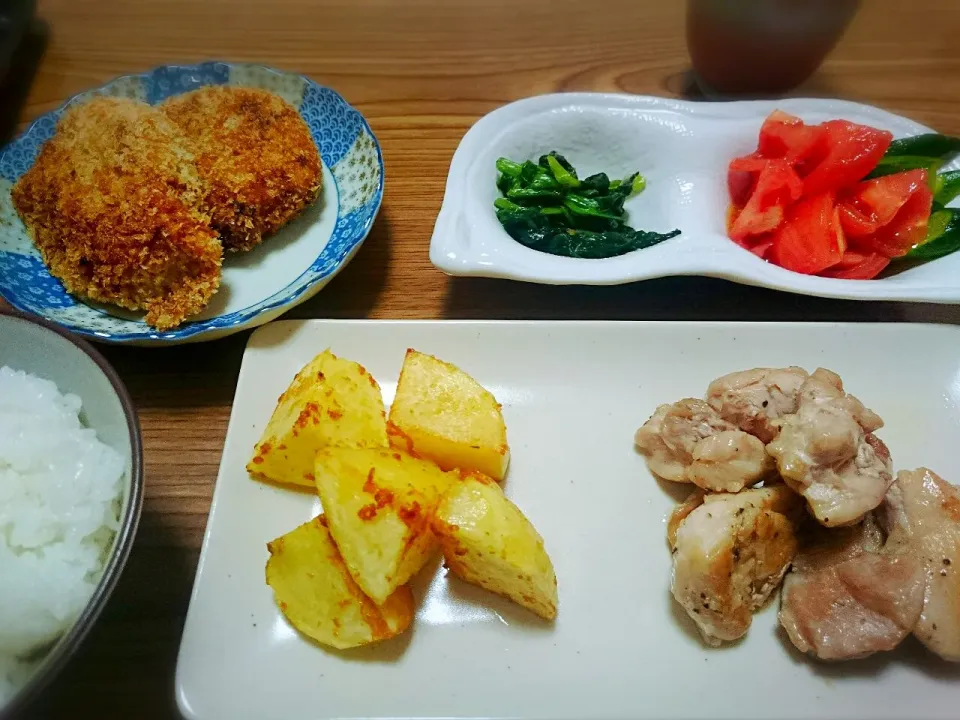 ・鶏もも肉のローズマリー焼き
・ほうれん草のおひたし
・トマトと胡瓜のサラダ
・昨日のコロッケ|ようかんさん