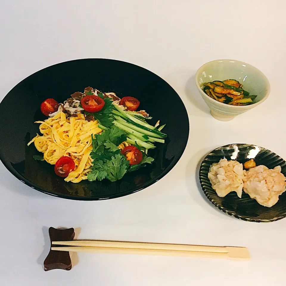 お昼ごはん。マルちゃん正麺の冷やし中華。麺に刻みパクチーを混ぜて、タレにもナンプラー足してます。鶏ムネ肉はコーヒーで煮て燻製っぽく|yukko7740さん