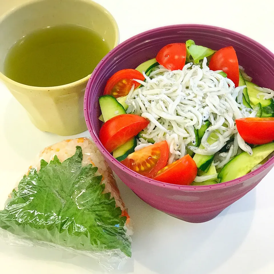 しらすときゅうりのサラダ🥗鮭おにぎり🍙|恭子さん