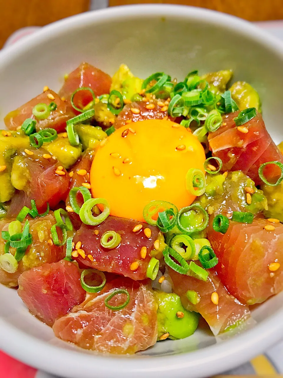 マグロとアボカドのポキ丼🐟🥑🍚|ペンクックさん