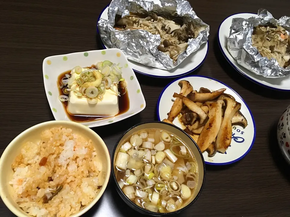 Snapdishの料理写真:#キノコたっぷり鮭のホイル焼き#ビビンバご飯#ワンタンスープ#エリンギのバターソテー|はっしーさん