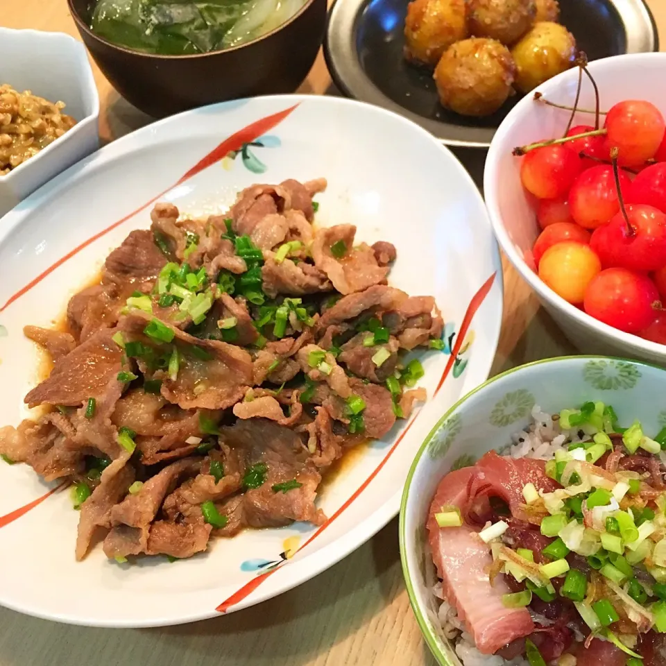 Snapdishの料理写真:＊ラム焼肉 ＊カツオの香味漬け丼(雑穀酢飯) ＊ミックス納豆 ＊生ワカメと玉ねぎのみそ汁 ＊小イモの甘辛みそ仕立て ＊おみや！さくらんぼ  #古川家ごはん #古川家 #料理研究一家 #手作り #青森県産|料理研究一家「古川家」さん