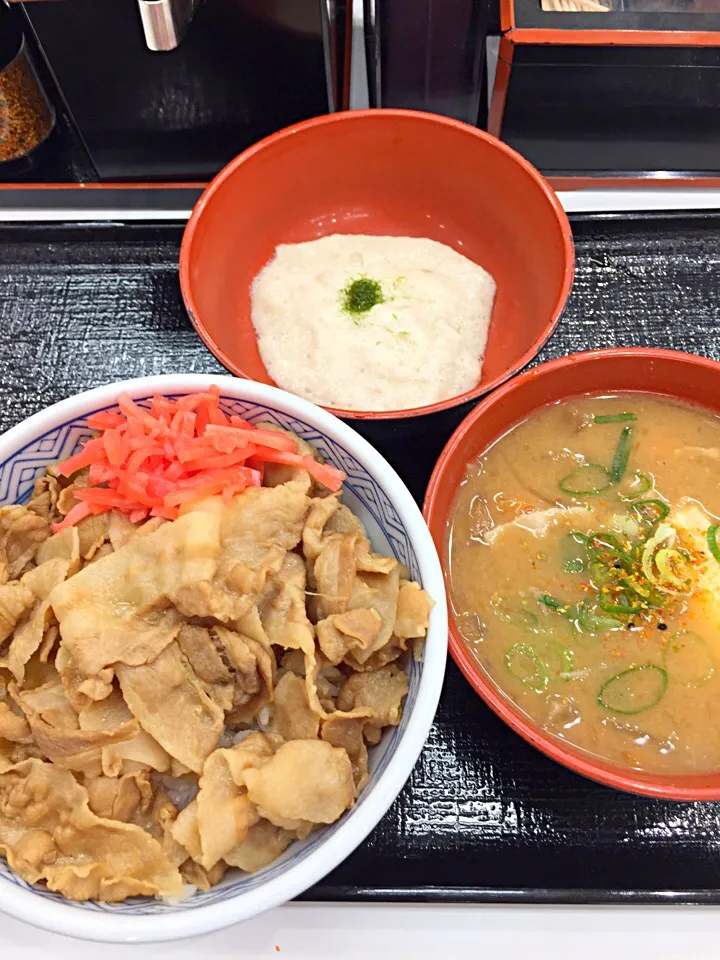 Snapdishの料理写真:吉牛の豚丼
豚汁とトロロ|Noriyuki Saitoさん