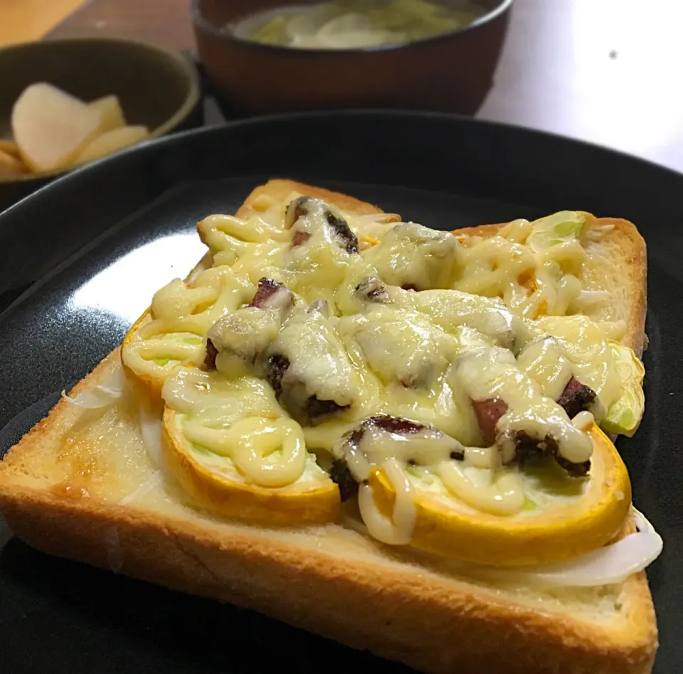 Snapdishの料理写真:単身赴任の朝ごはん(*Ü*)ﾉ"☀
スモーク牛タンとズッキーニのマヨチートースト🍞
セロリと玉ねぎのスープ
大根の煮物|ぽんたさん