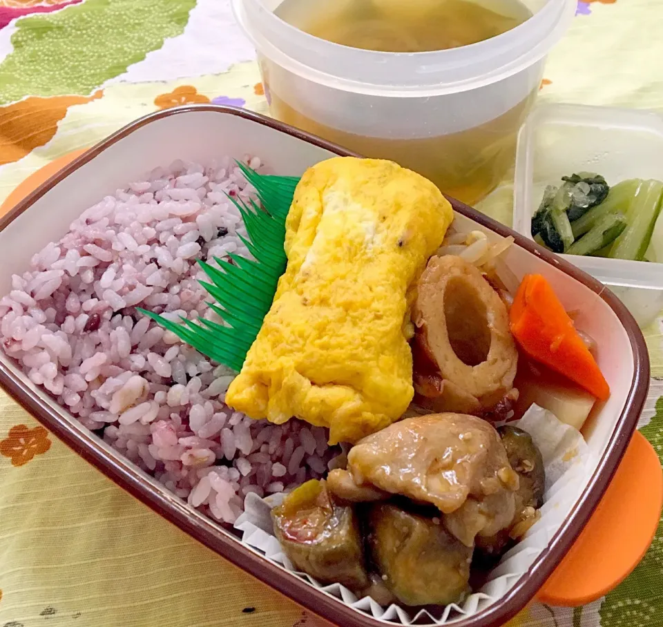 単身赴任の昼ごはん☀️
鶏と卵弁当🍱
鶏と夏野菜の炒め🍆
干しエビ入り玉子焼き🥚
大根とちくわの煮物
もやしナムル
野沢菜漬
セロリと玉ねぎのスープ
黒米麦ご飯|ぽんたさん