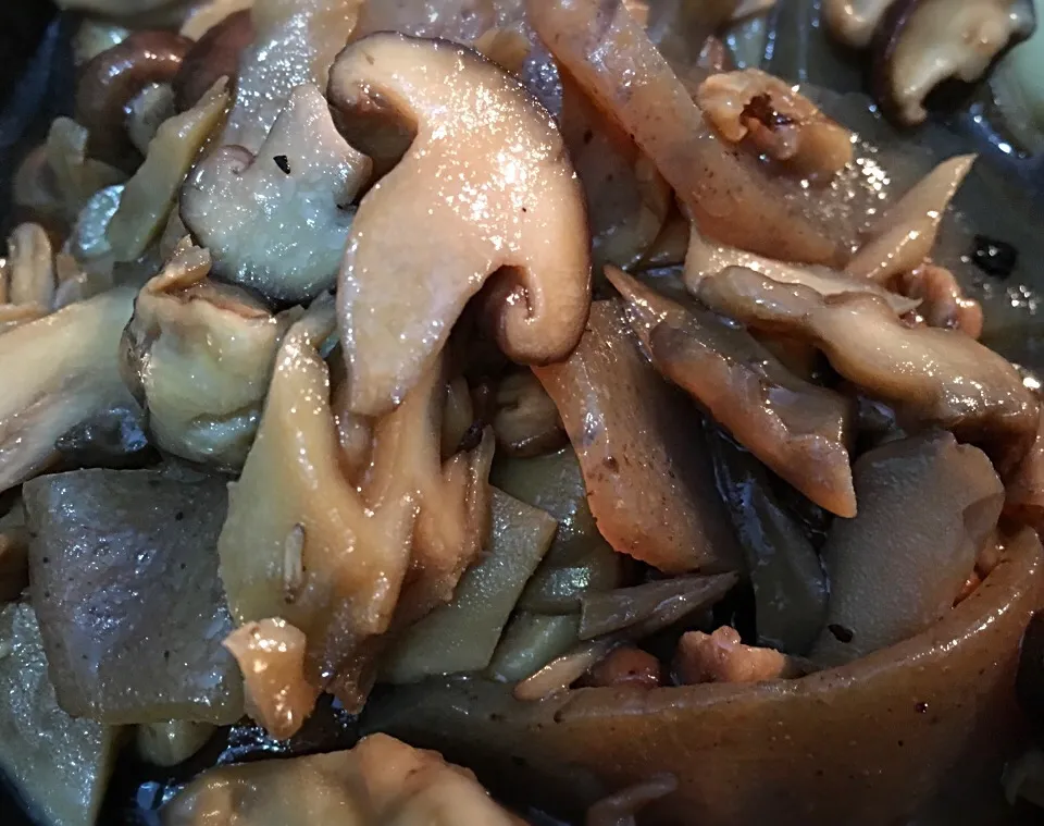 カンタン黒酢を使って🤗キノコとこんにゃくの炒め煮🍄|satoemiさん