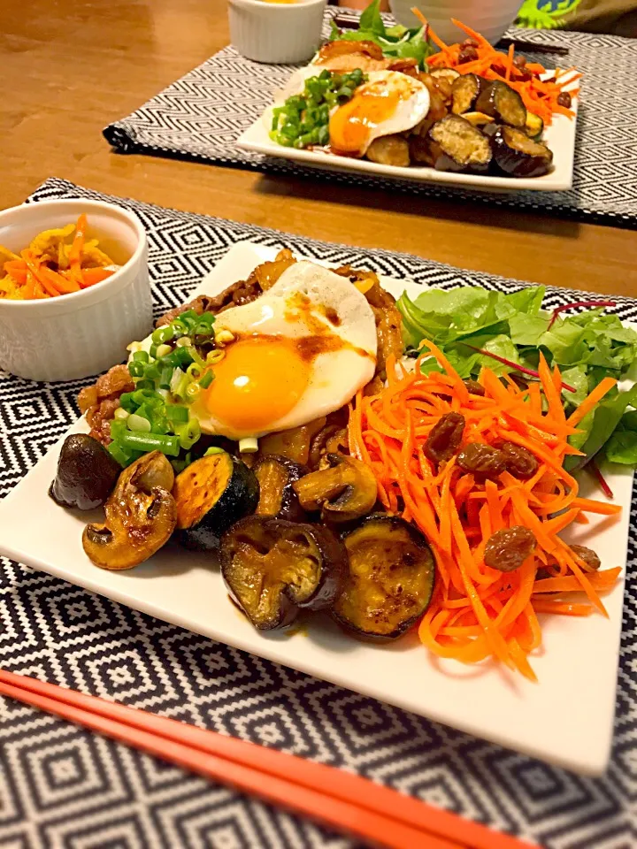 夏野菜と牛肉目玉焼き乗せ。|ゆっちこさん