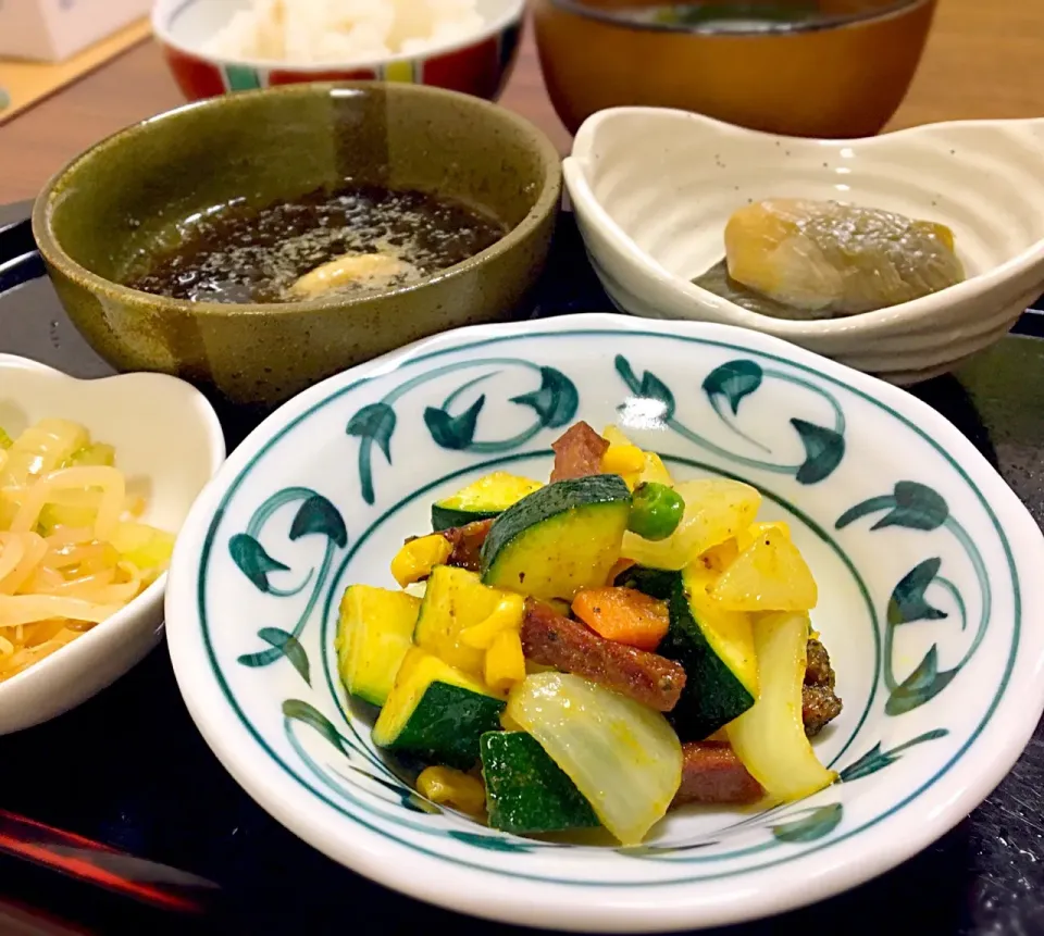 単身赴任の晩ごはん*:ﾟ+｡.☆.+*✩⡱:ﾟ🌙
ズッキーニとスモーク牛タンのカレー炒め
なす🍆の煮物
もずく酢
もやしナムル  セロリ浅漬け
大根とワカメの味噌汁
麦ご飯|ぽんたさん