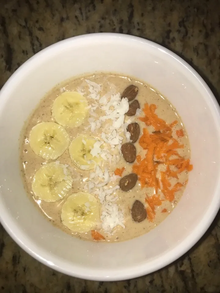 carrot cake smoothie bowl|Emily Drabekさん