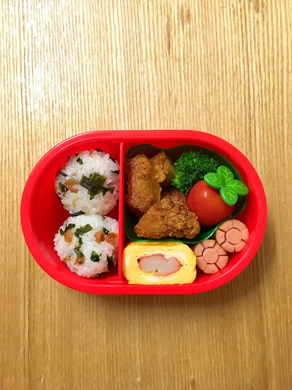 #ムスメ弁当 

唐揚げ、カニカマ卵焼き、ソーセージ、ブロッコリー、ミニトマト、おにぎり|mossan＠OSAKAさん