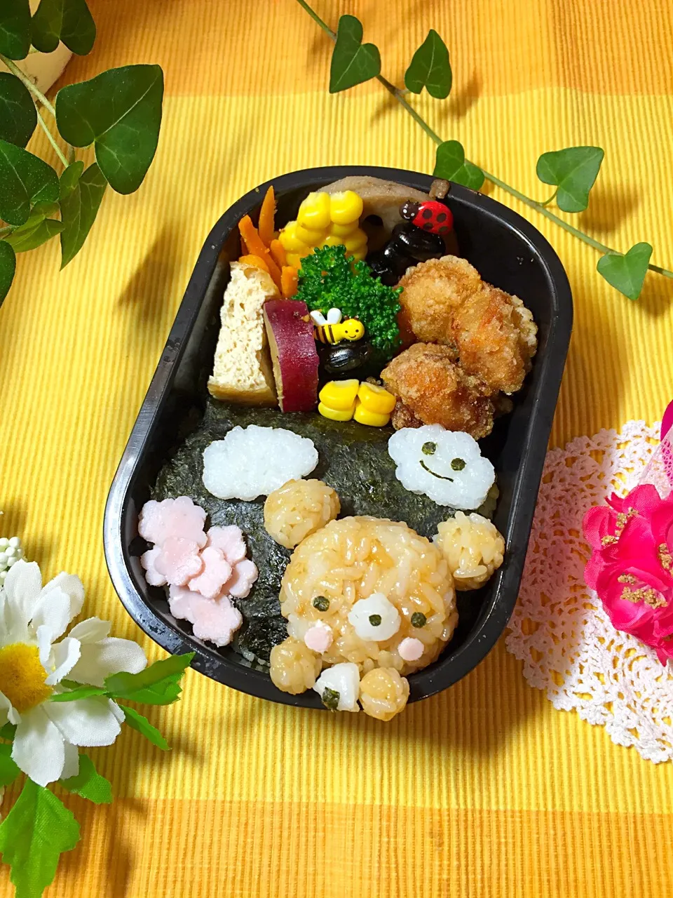 紫陽花を見ながらおにぎりを食べるくまちゃんのお弁当☆|makoryuneさん