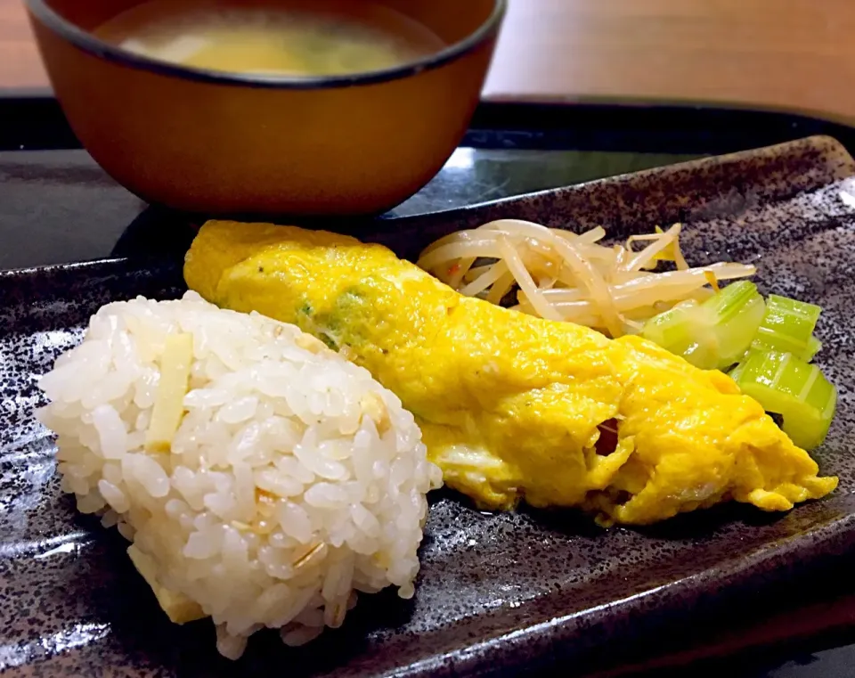 単身赴任の朝ごはん(*Ü*)ﾉ"☀
タケノコご飯
スモーク牛タンとズッキーニのオムレツ
セロリ浅漬け
もやしナムル
大根とわかめの味噌汁|ぽんたさん