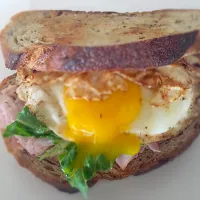 Fried egg breakfast sandwich with crispy ham #hellojuliaareyouthere|Ruby1228さん